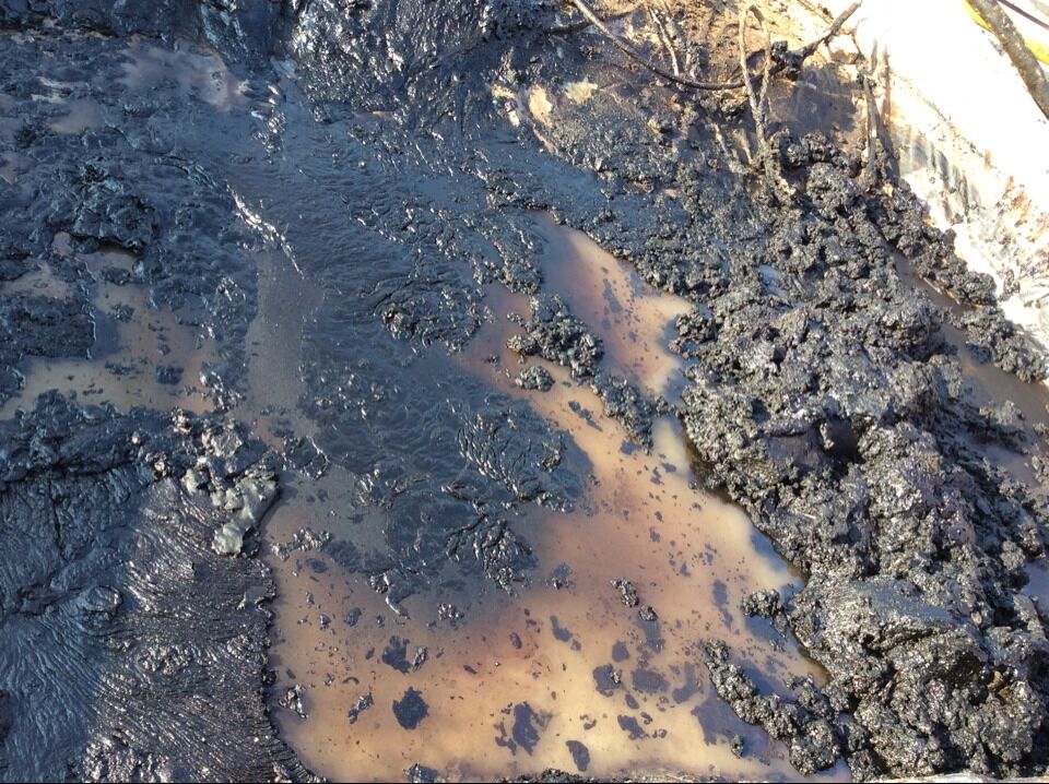 含油污水是原油、泥沙、水等的混合物。 含油污水是原油、泥沙、水等的混合物。