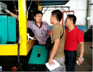 羅德技術團隊與工廠工作人員討論產品 羅德技術團隊與工廠工作人員討論產品