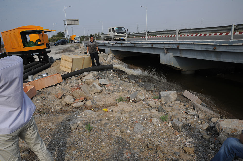 羅德移動(dòng)泵車(chē)戶(hù)外試機(jī)