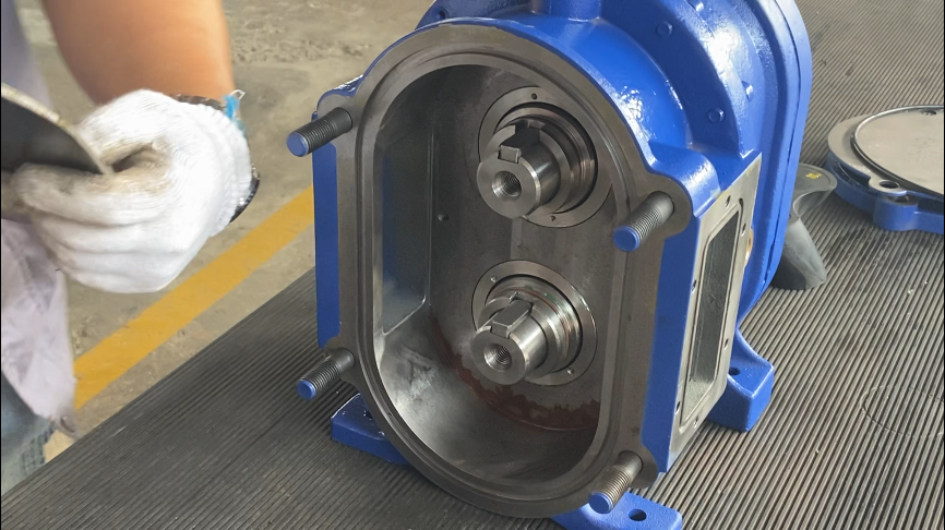 插入轉子固定鍵，保持倆鍵垂直向上方便安裝轉子