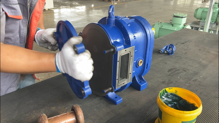 填入密封圈，裝外襯板，泵蓋，對角扭緊快裝螺絲