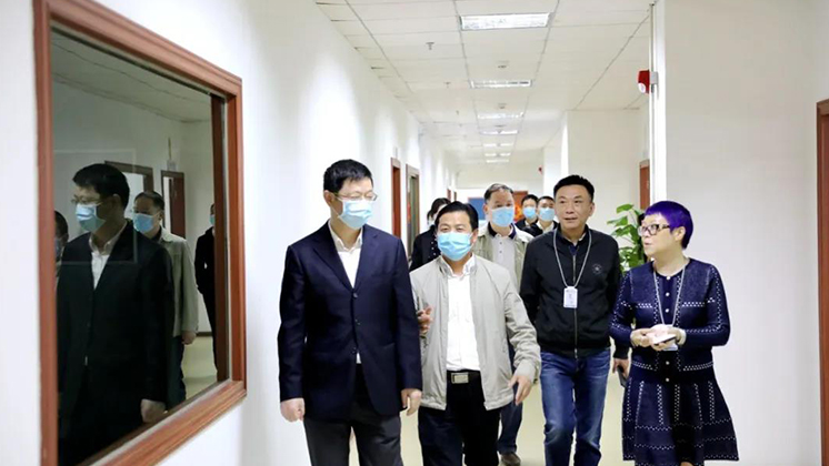 省政府口岸辦副主任、省商務(wù)廳口岸處處長(zhǎng)羅專一行蒞臨炬神電子開(kāi)展聯(lián)點(diǎn)服務(wù)工作